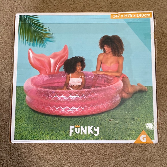 Mermaid 🧜🏼♀️ Pool - Picture 1 of 1